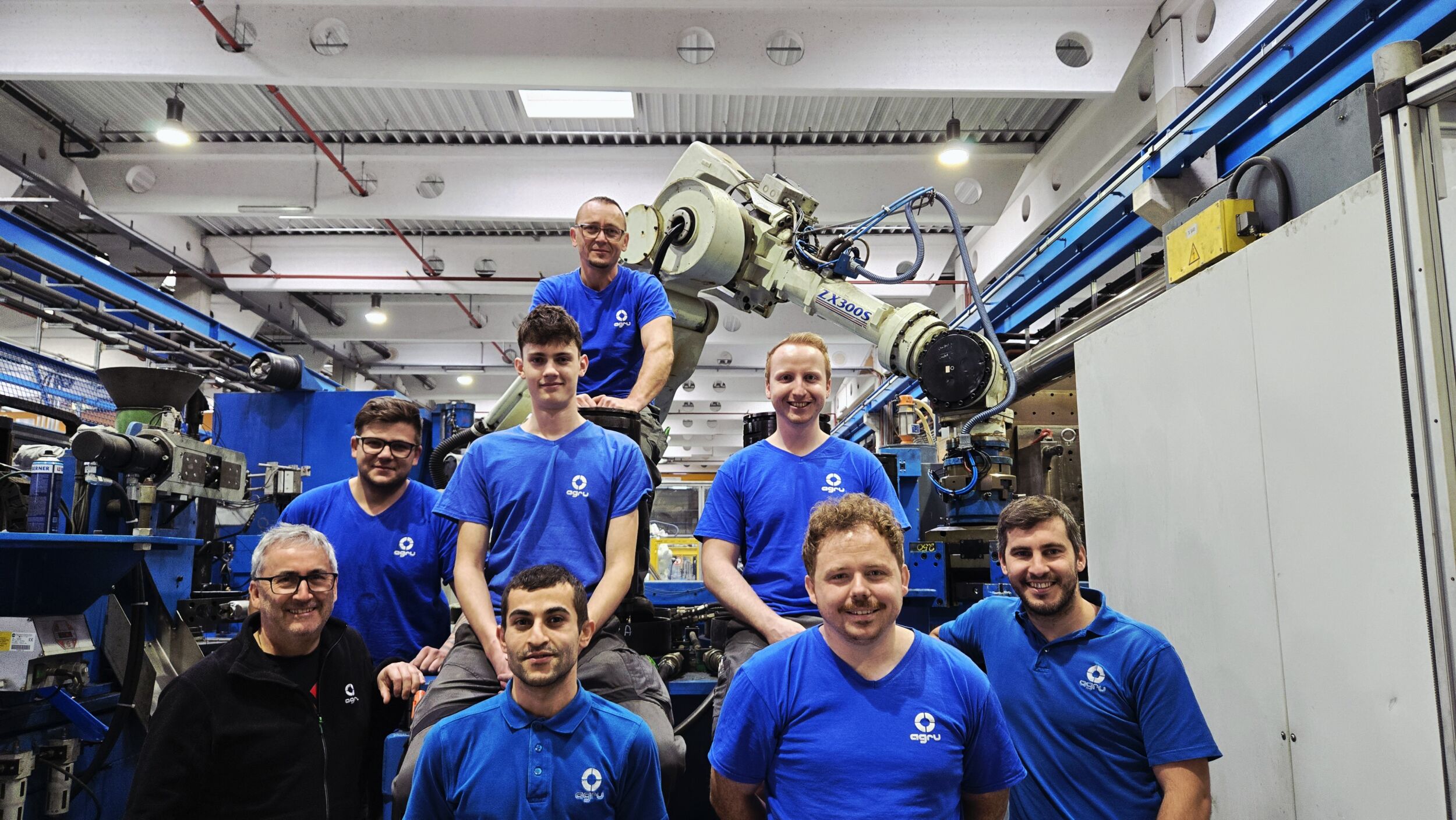 Noch wirtschaftlich nach 117.000 Betriebsstunden 30 Mit diesem Roboter fing 2001 alles an: Production Manager Andreas Zemsauer (rechts) und sein Team mit dem Kawasaki Robotics ZX300S.
