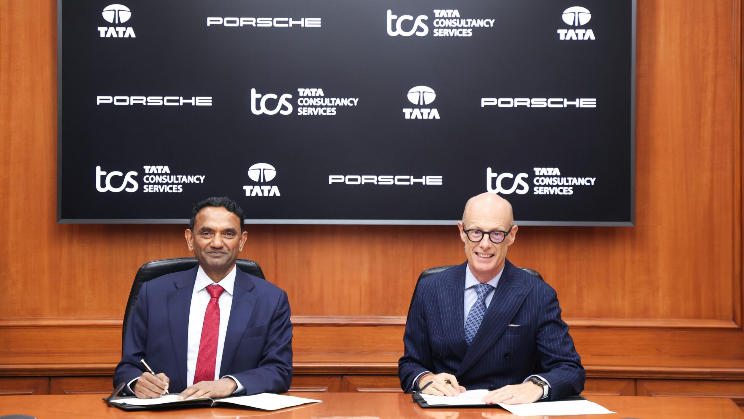 K. Krithivasan, Chief Executive Officer und Managing Director von Tata Consultancy Services, und Dr. Michael Leiters, Vorstandsvorsitzender der Porsche AG.