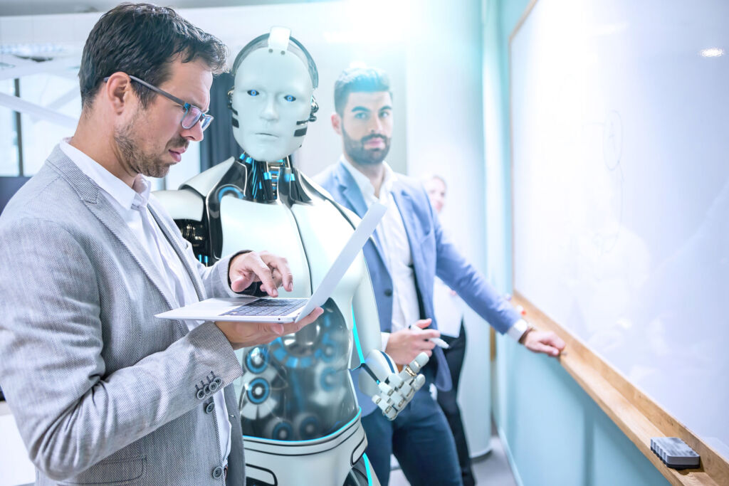 Welche Datenarchitektur für die KI? 1 Businessmen with humanoid robot project development