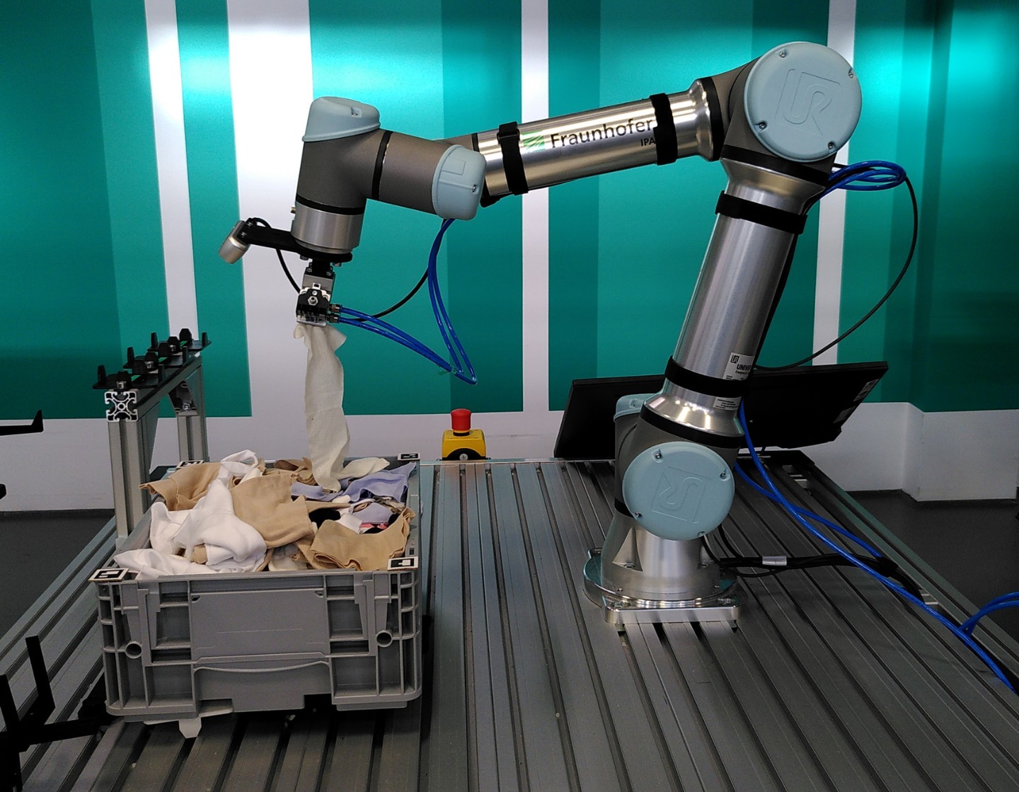 Im Projekt 'Pick4Crcl' entsteht ein Demonstrator für das roboterbasierte Handhaben und technisch anspruchsvolle Erkennen von Textilien unterschiedlicher beziehunsweise gemischter Materialien.