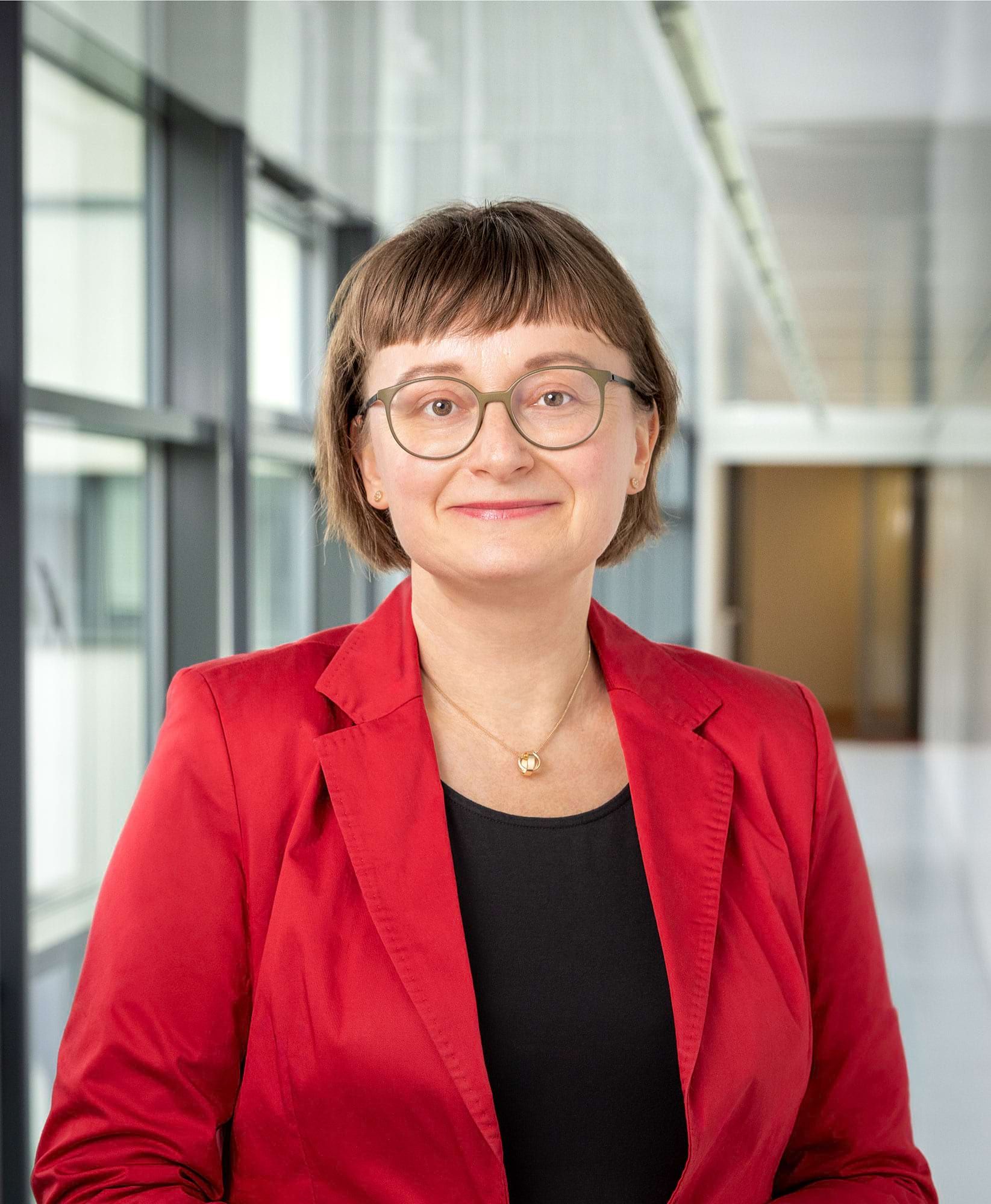 Wenke Weinreich wird zweite Institutsleiterin am Fraunhofer IPMS 12 Prof. Dr.-Ing. Wenke Weinreich wird zweite Institutsleiterin am Fraunhofer IPMS. Sie folgt auf Prof. Dr.-Ing. Hubert Lakner, der sich Ende 2024 in den Ruhestand verabschiedet hatte.