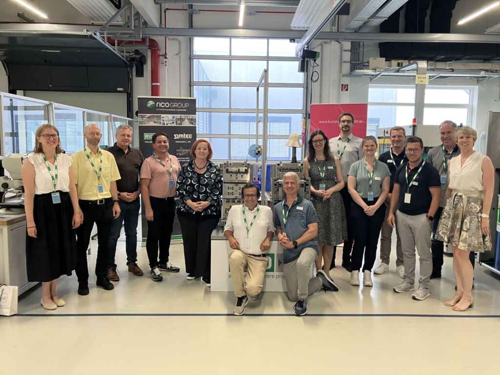 Forschungsprojekt SustainTool erfolgreich abgeschlossen 1 Gruppenfoto der Teilnehmenden des Abschlusstreffens bei Rico Elastomere Projecting in Thalheim bei Wels (Österreich).