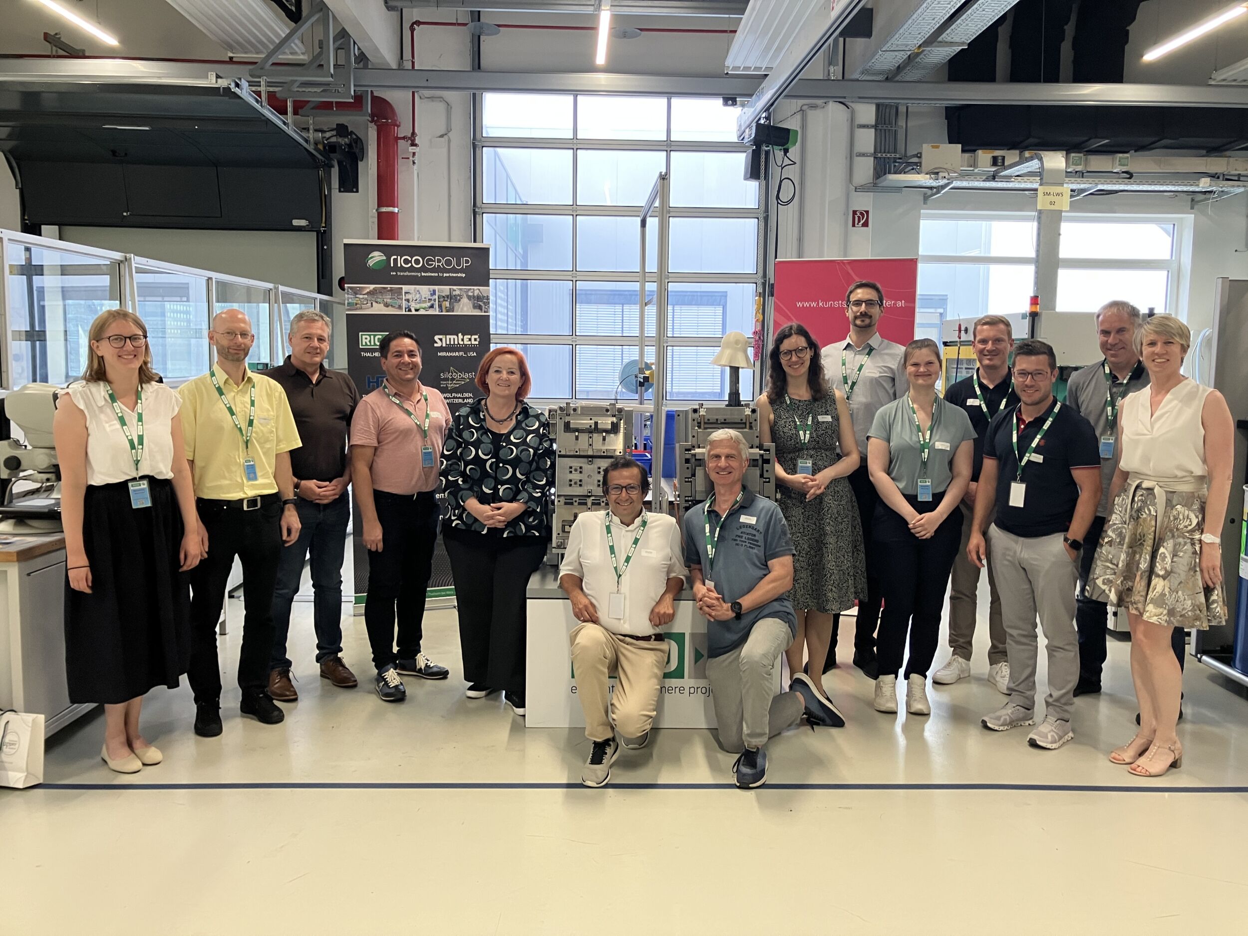 Forschungsprojekt SustainTool erfolgreich abgeschlossen 11 Gruppenfoto der Teilnehmenden des Abschlusstreffens bei Rico Elastomere Projecting in Thalheim bei Wels (Österreich).