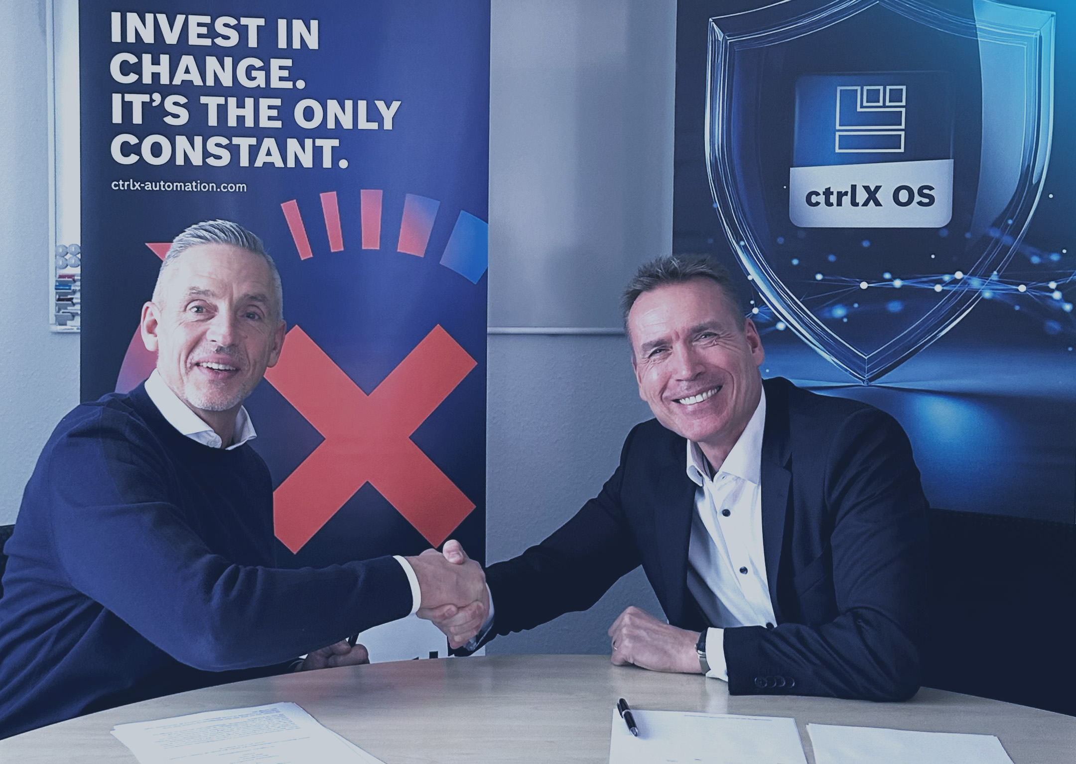 Steffen Winkler, Vertriebsleitung Business Unit Automation & Electrification Solutions bei Bosch Rexroth begrüßt Oliver Roth, Chairman of the Board, Grossenbacher Automation AG als neuen CtrlX OS OEM Partner.