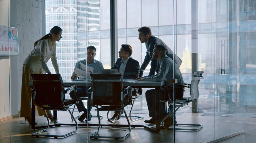 PSI Software besetzt Aufsichtsrats neu 1 Chief corporate manager talking with team at desk in meeting room