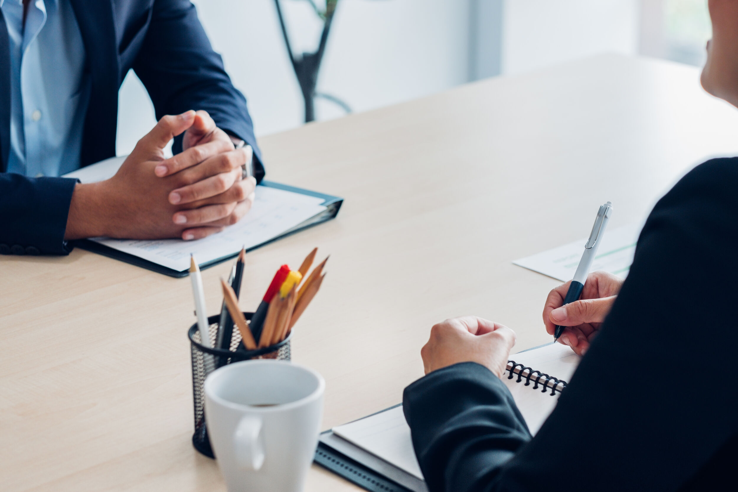 Industrie plant weiter mit weniger Personal 16 Close up interviewer interview candidate apply for job at meetin