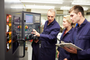 Maschinenbauer berichten von Reibungsverlusten durch Sprachbarrieren 5 Engineer Teaching Apprentices To Use Computerized Lathe
