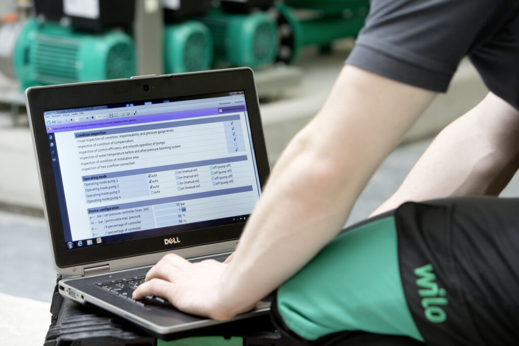 WILO7151 Service technician with Laptop People with product People
