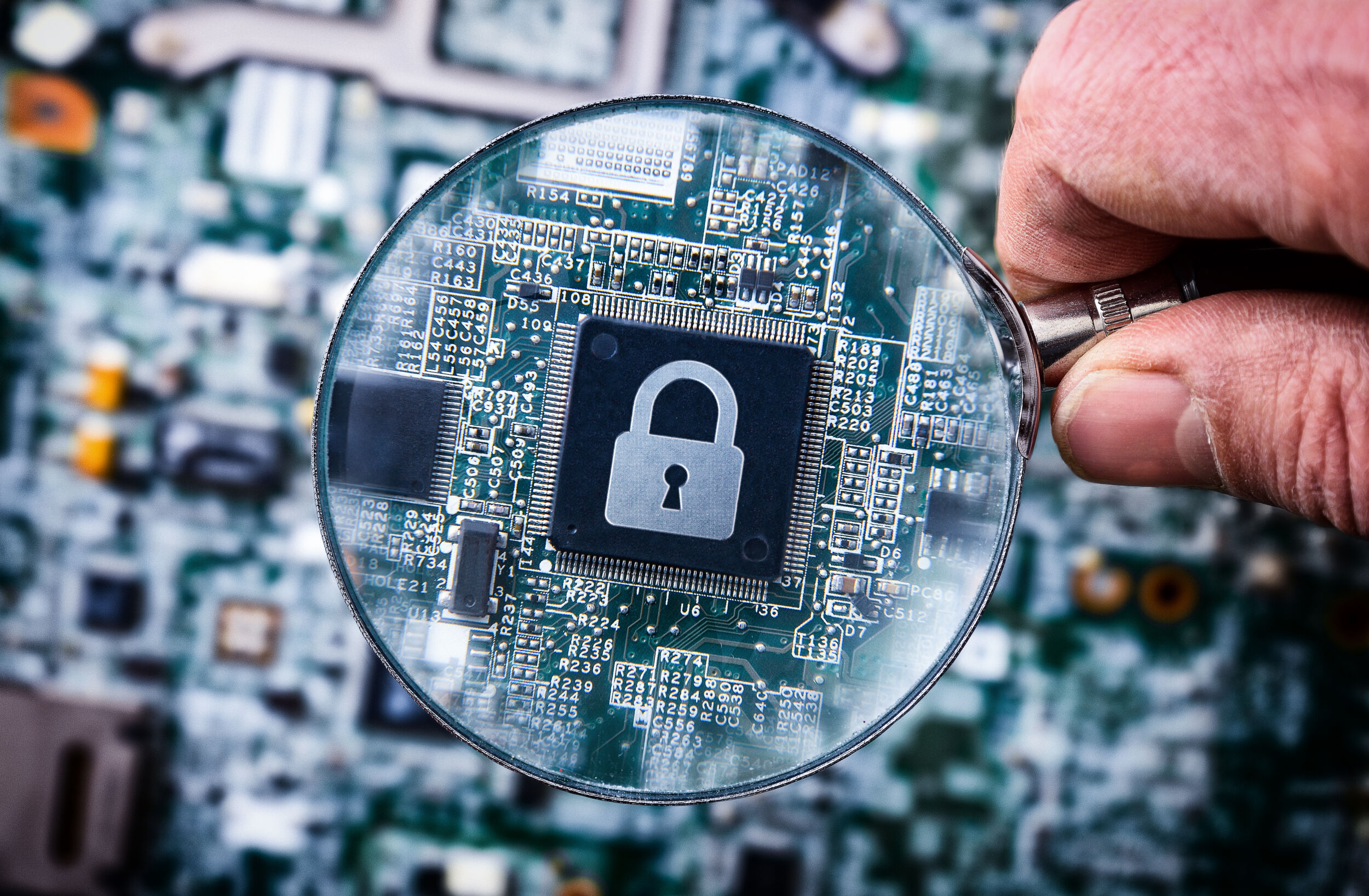 Ein Drittel der deutschen Unternehmen würde KI-Agenten eigenständig handeln lassen 3 Cybersecurity Chip Under Magnifying Glass