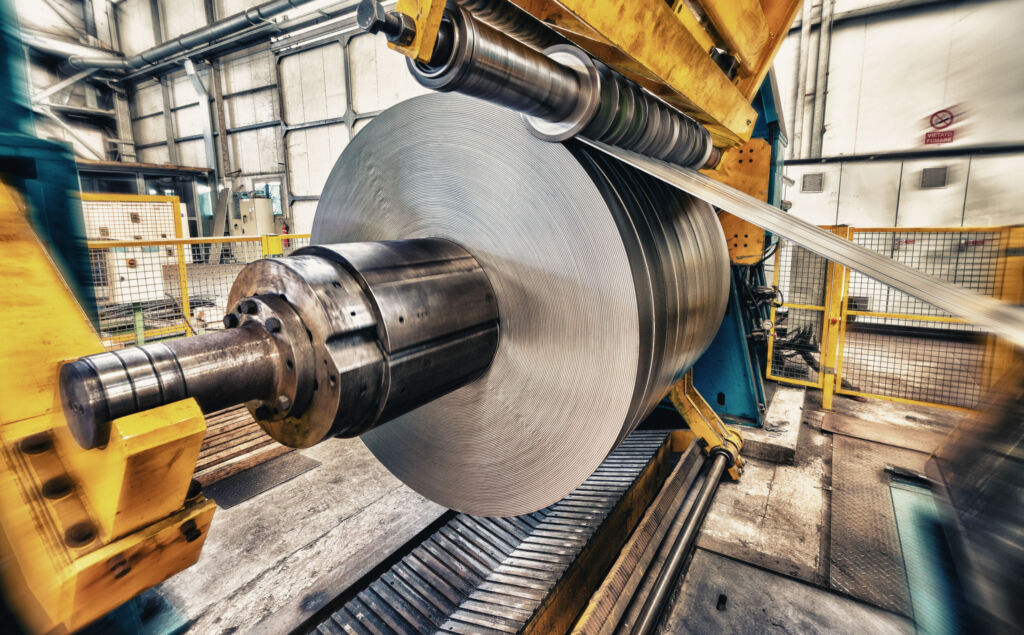 Fast jedes Zweite M+E-Unternehmen plant mit Personalabbau 1 Metal coils machine. Interior of factory. Business concept
