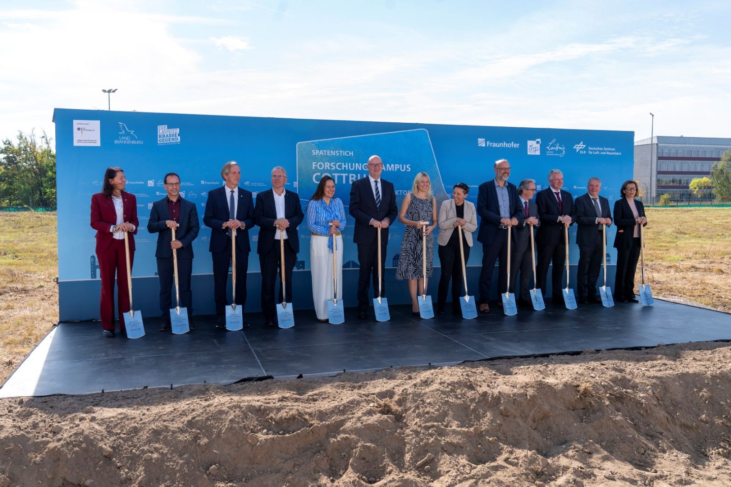 Fraunhofer wächst in Cottbus 3 Der Spatenstich zum ersten Bauabschnitt des Lausitz Science Park in Cottbus.
