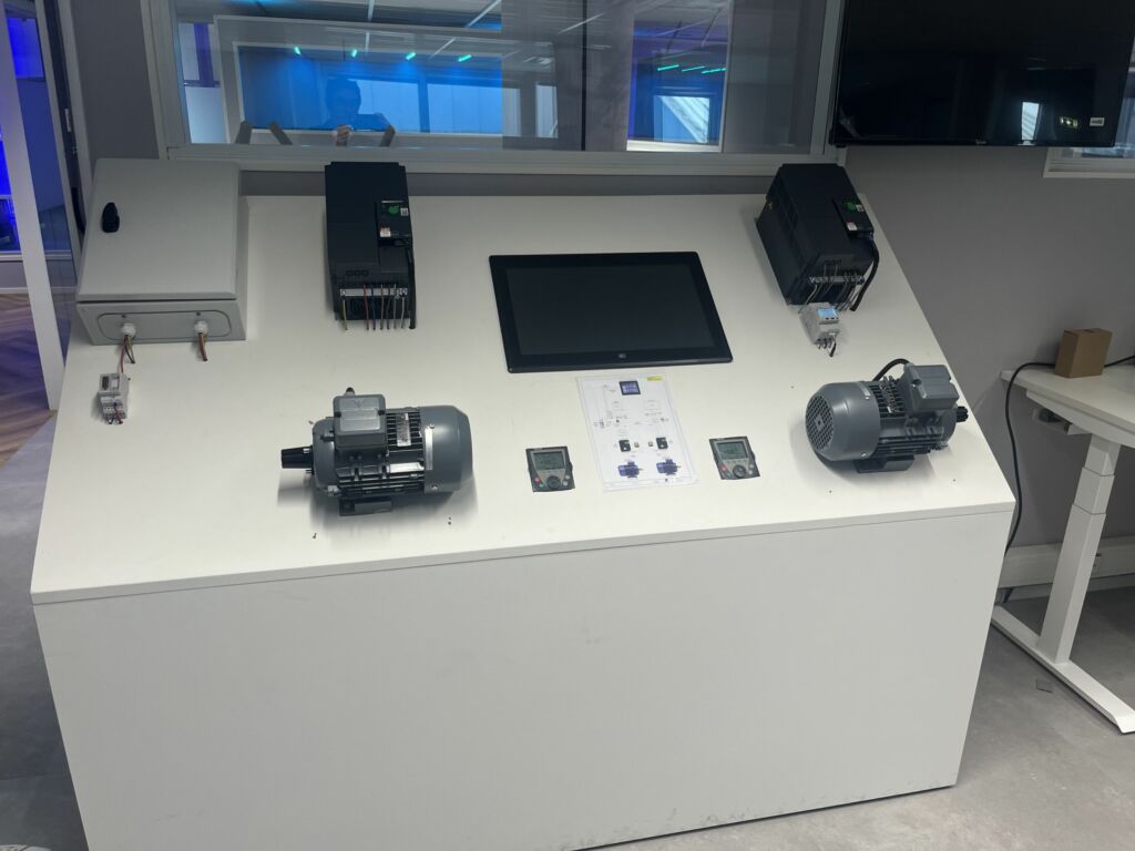 Es werden unterschiedliche Anwendungen simuliert, wie der Betrieb von Motoren in einer Industrieanlage...