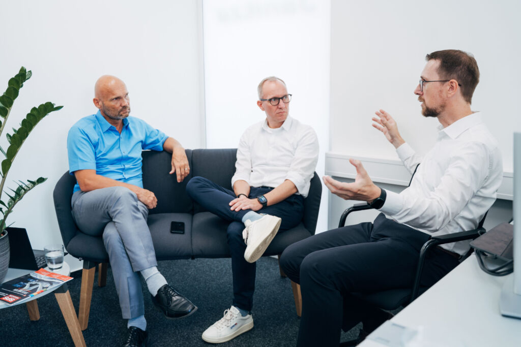 Bild 1 | Anl&auml;sslich der Er&ouml;ffnung des Standorts in Appenweier sprach Frank Nolte (links) mit Axel Hessenk&auml;mper (Mitte) und Thomas Hilbig (rechts) &uuml;ber die Strategie von Janitza bei Project Solutions.