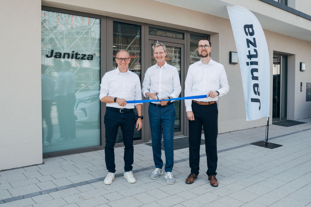 Bild 2 | Axel Hessenk&auml;mper, CEO, Markus Janitza, Inhaber & Gesellschafter, und Thomas Hilbig, Bereichsleiter Produktmanagement & Dienstleistung, bei der feierlichen Er&ouml;ffnung des neuen Standorts von Janitza in Appenweier (v.l.n.r.).