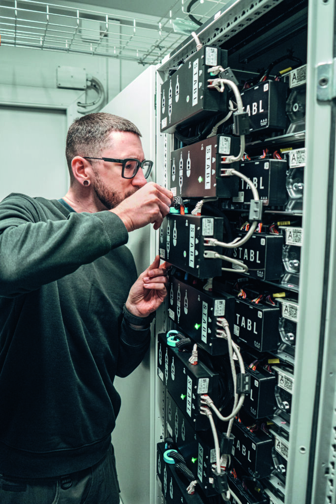 Ein neues Zuhause für die E-Batterie 2 In den Second-Life-Containern tragen 19-Zoll-IT-Racks von Rittal mit Schwerlastgleitschienen
die gewichtigen Battery Packs.