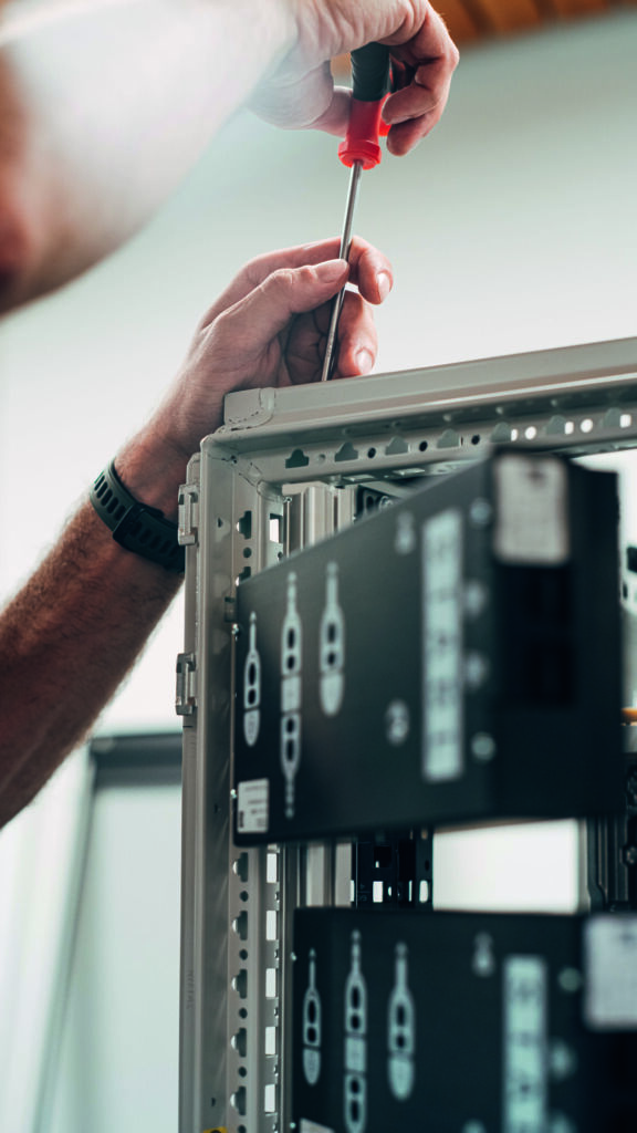 Ein neues Zuhause für die E-Batterie 3 Aus mehreren gebrauchten Batteriemodulen entsteht ein neues Gesamtsystem.