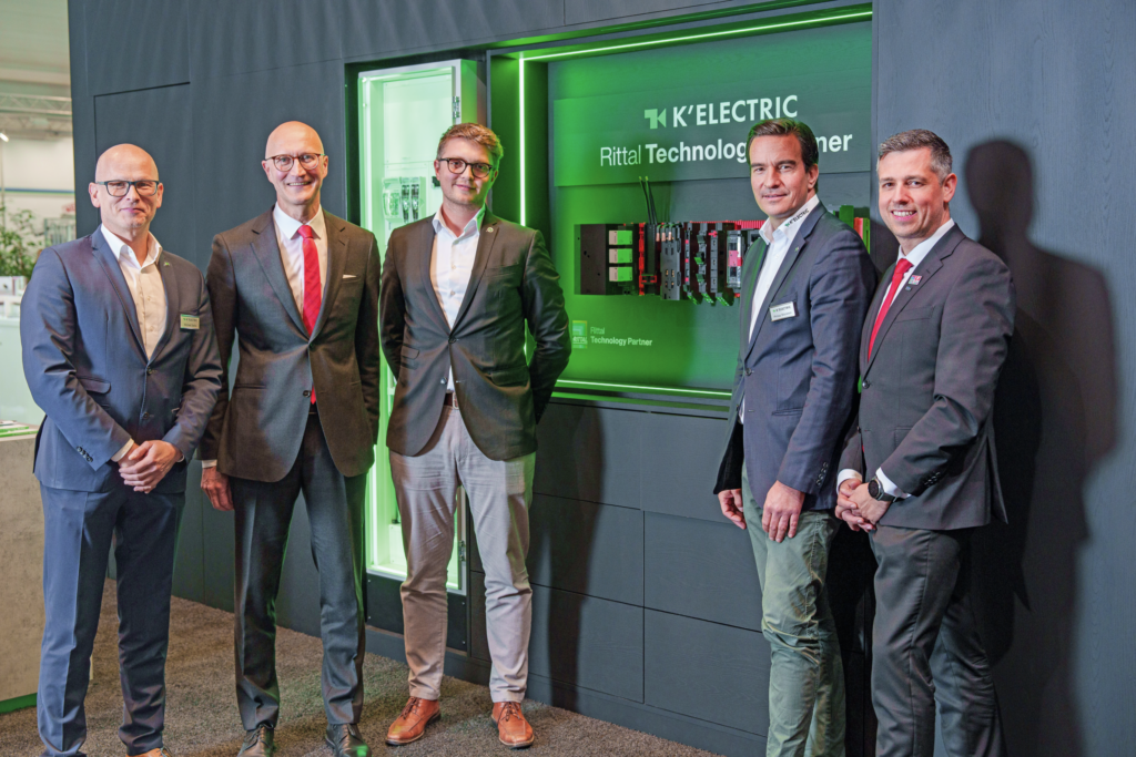 AC? DC? - Gemeinsam geht's schneller 2 Sicherungs- und Schutztechnik für Wechselstromanwendungen in kompakter Bauform (v.l.n.r.): Michael Sachs (K'electric),
Ulrich Engenhardt (Rittal), Kevin Gebelein, Philipp Stöcklein (beide K'electric) und Raphael Görner (Rittal).