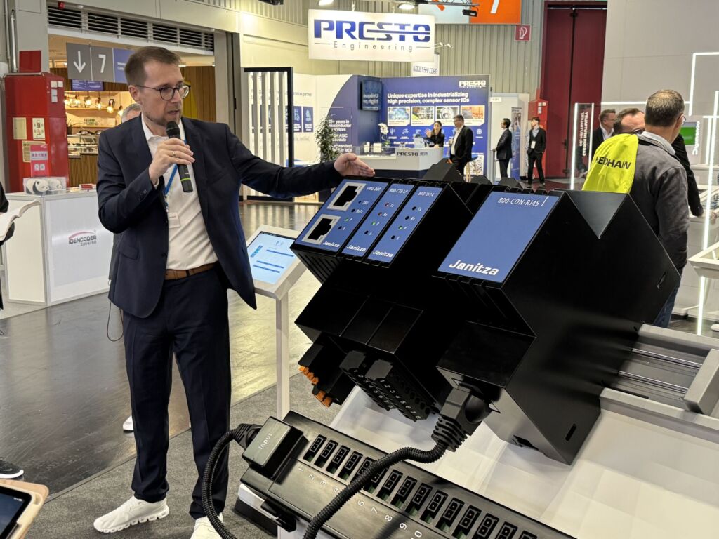 Bild 1 | Thomas Hilbig erl&auml;utert am SPS-Messeexponat die M&ouml;glichkeiten des Netzanalysators UMG 800. 