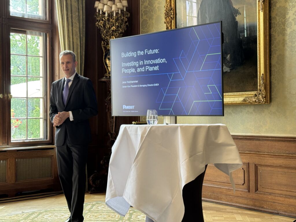 Jens Holzhammer referierte in Kronberg &uuml;ber die strategischen Investitionen von Panduit. 