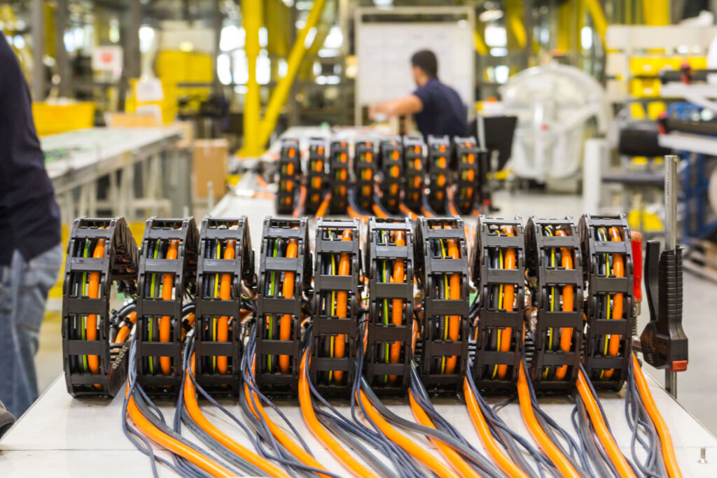 Automatisierte Konfektion mit Crimp-Towern 1 Bei Igus werden konfektionierte und einbaufertige Readychain-Systeme für jeden Kunden individuell realisiert - und das von Stückzahl 1 bis zur Großserienfertigung.