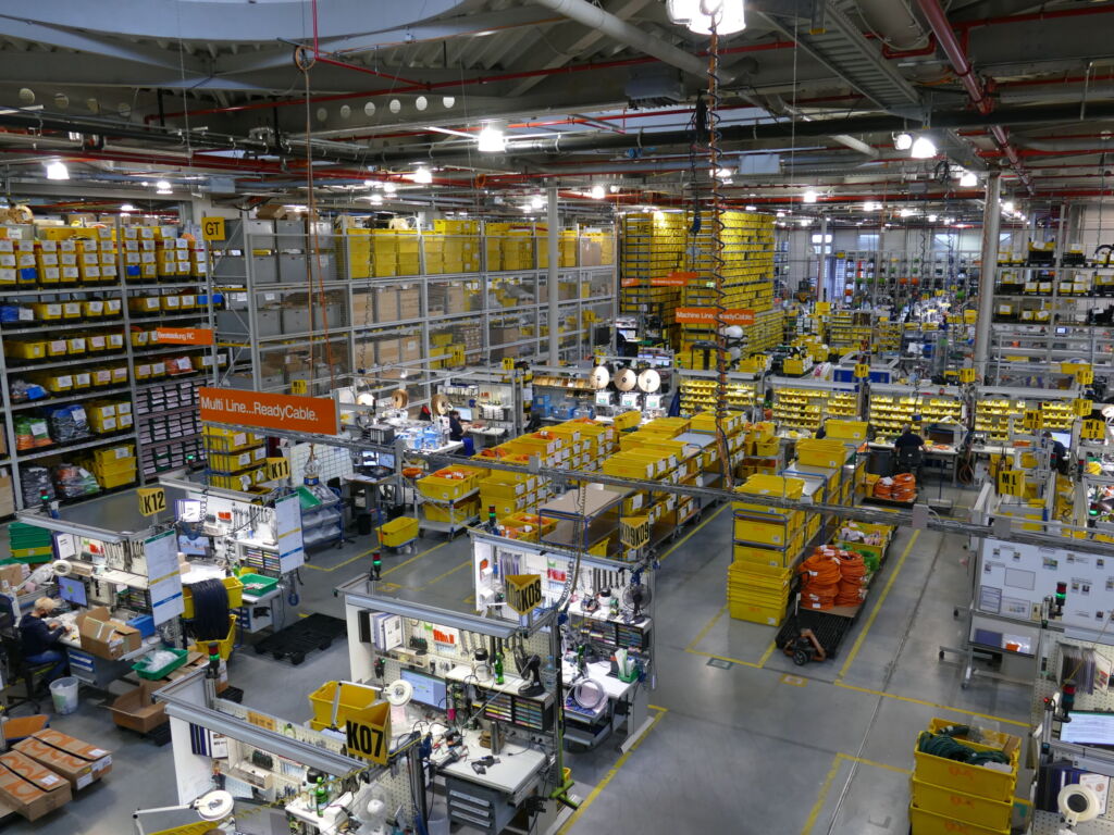 Automatisierte Konfektion mit Crimp-Towern 4 Im hauseigenen Labor werden an zehn Prüfplätzen alle konfektionierten Leitungen geprüft.