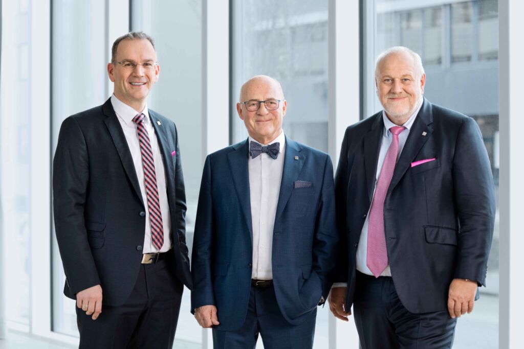 Wechsel bei Endress+Hauser 1 Wechsel bei Endress+Hauser: Dr. Peter Selders, Dr. h. c. Klaus Endress und Matthias Altendorf (von links).