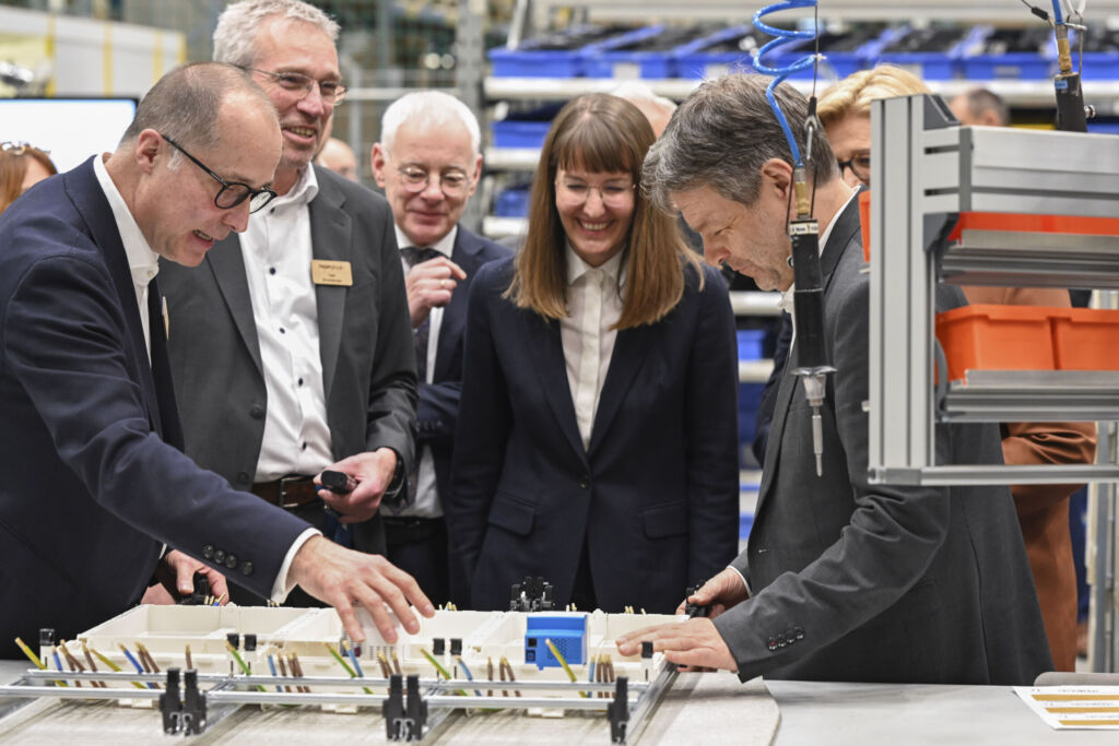 Habeck zu Besuch bei Hager Group 1 Hager