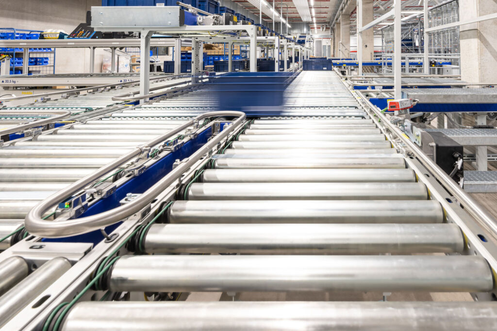 Revolution in der Intralogistik 2 Die Motorrolle arbeitet mit 24 oder 48V und reduziert aufgrund
des getriebelosen Aufbaus die Varianz im System.