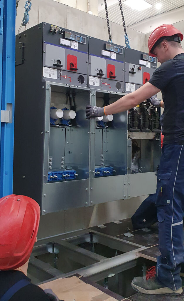 Schaltanlage im Einsatz für die 24kV-Sekundärverteilung 1 Bild 1 | Hier wird die SF6-freie gasisolierte Lösung für die 24kV-Verteilebene mit zwei Kabelfeldern und einem Trafofeld in die Betonstation integriert.