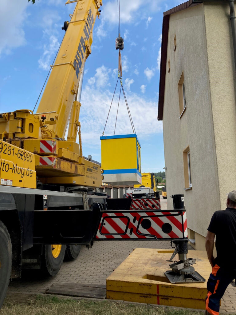 Schaltanlage im Einsatz für die 24kV-Sekundärverteilung 2 Bild 2 | Anlieferung der Station auf der Baustelle in Bayern.
