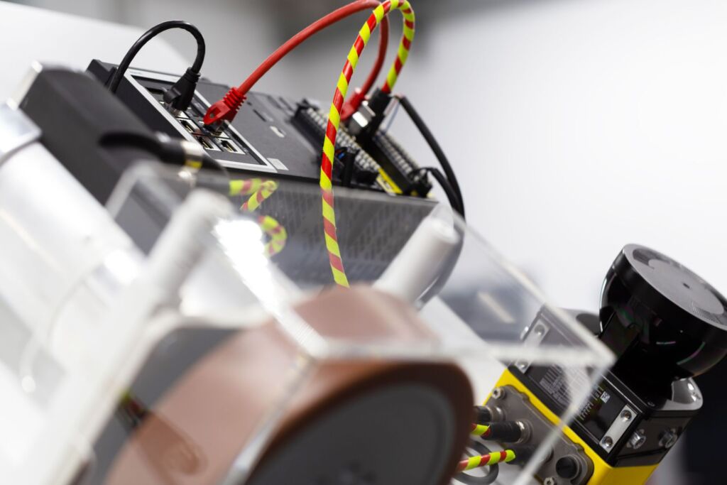 So lassen sich mobile Roboter automatisieren – ganz modular 2 Modulare Soft- und Hardware-Lösungen von Bosch Rexroth eröffnen Herstellern und Systemintegratoren Freiheitsgrade - von der Funktionserweiterung einzelner Fahrzeuge bis zum zentralen Flotten- und Device-Management.