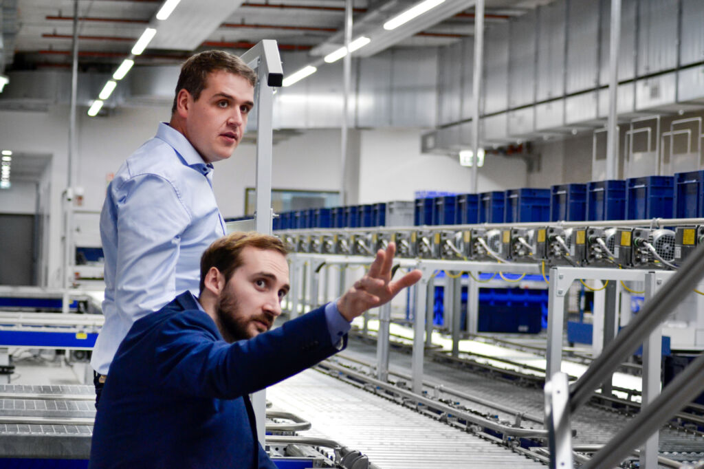 Predictive Maintenance für bessere Automatisierung der Logistik 2 Maximilian Bause (Fraunhofer IEM) und Dr. Simon Michalke (Dock One) haben smarte Algorithmen entwickelt, die Fehler und Verschleiß frühzeitig erkennen und lokalisieren.