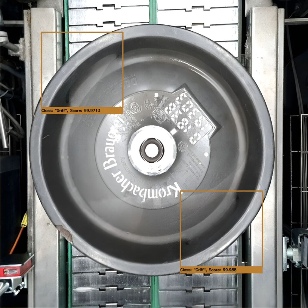 KI und Siemens Industial Edge bei Krombacher 1 Bild 1-3 | Durch den Einsatz von kamerabasierter Bilderkennung und KI prüft Krombacher PU-Fässer auf Beschädigungen im laufenden Prozess ohne Verzögerungen oder Unterbrechungen.