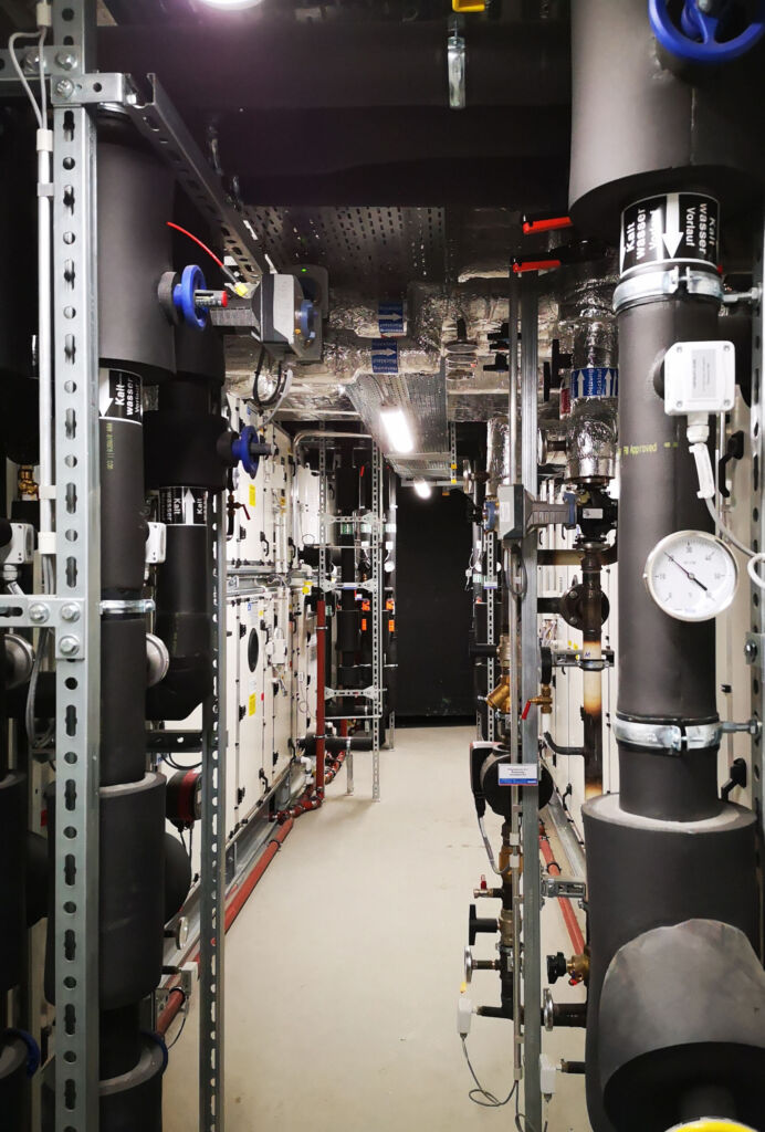 Ein Schlüssel zu mehr Effizienz in der Planung 1 Im Zentrum der technischen Gebäudeausrüstung laufen die Rohrleitungs- und Instrumentenstränge sowie die Schaltschränke mit der SPS für die Mess-, Steuer- und Regelungsfunktionen zusammen.