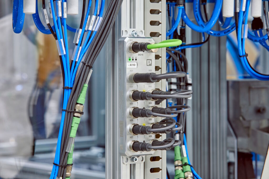 Sicher und schnell im Feld verdrahtet 1 Flexible Feldverdrahtung mit der M12-Push-Pull-Schnellanschlusstechnik und den Axioline E-Geräten.
