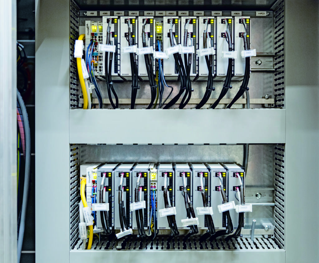 Geprüfte Dynamik 2 Bild 2 | Ethercat-Klemmen ELM3002 und ELM3502 erfassen die Signale der Kraftsensoren an den Stempeln der Vorder- und Hinterachse. Die Wegaufnehmer mit EnDat-2.2-Schnittstelle werden mit einer EL5032 eingelesen..