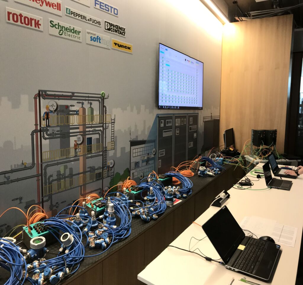 Mit Ethernet-APL gelingt die vertikale Integration von der Feldebene bis zur Betriebsleitebene 1 Testaufbau bei Endress+Hauser
Digital Solutions: Alleine in der ersten Testreihe wurden nahezu 240
Messumformer (Durchfluss, Druck, Temperatur und Füllstand) an einem
Ethernet-APL-Netzwerk eingesetzt.
