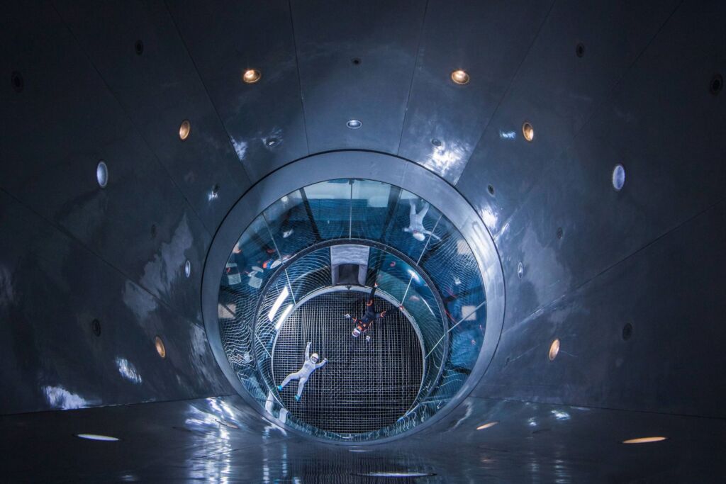 ABB-Antriebstechnik für Skydiving-Ventilatoren 1 Indoor Skydiving wird als Sport
und Freizeitvergnügen in
vertikalen Windkanälen
ausgeübt.