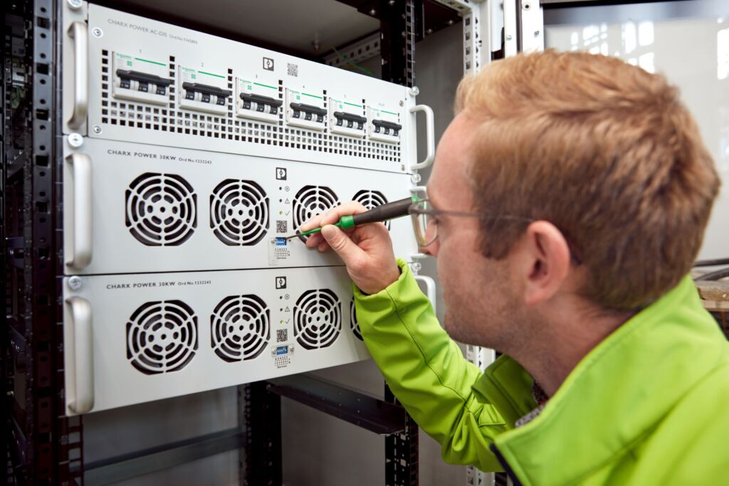 Versuchsanlage zeigt: DC lohnt sich 3 Um eine Gleichstrom-Infrastruktur in einer Produktionsumgebung aufzubauen, muss zunächst das öffentliche AC-Netz mit Produkten aus dem Bereich High Power Systems in ein DC-Netz umgewandelt werden.