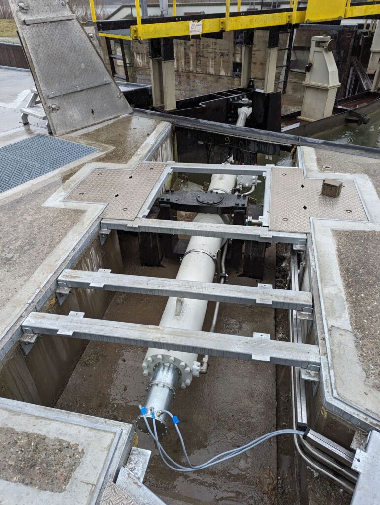 Redundante Erfassung der Zylinderposition ohne großen Platzbedarf 2 Hydraulikzylinder mit drei einzelnen Positionssensoren
zur Bewegung eines Schleusentors