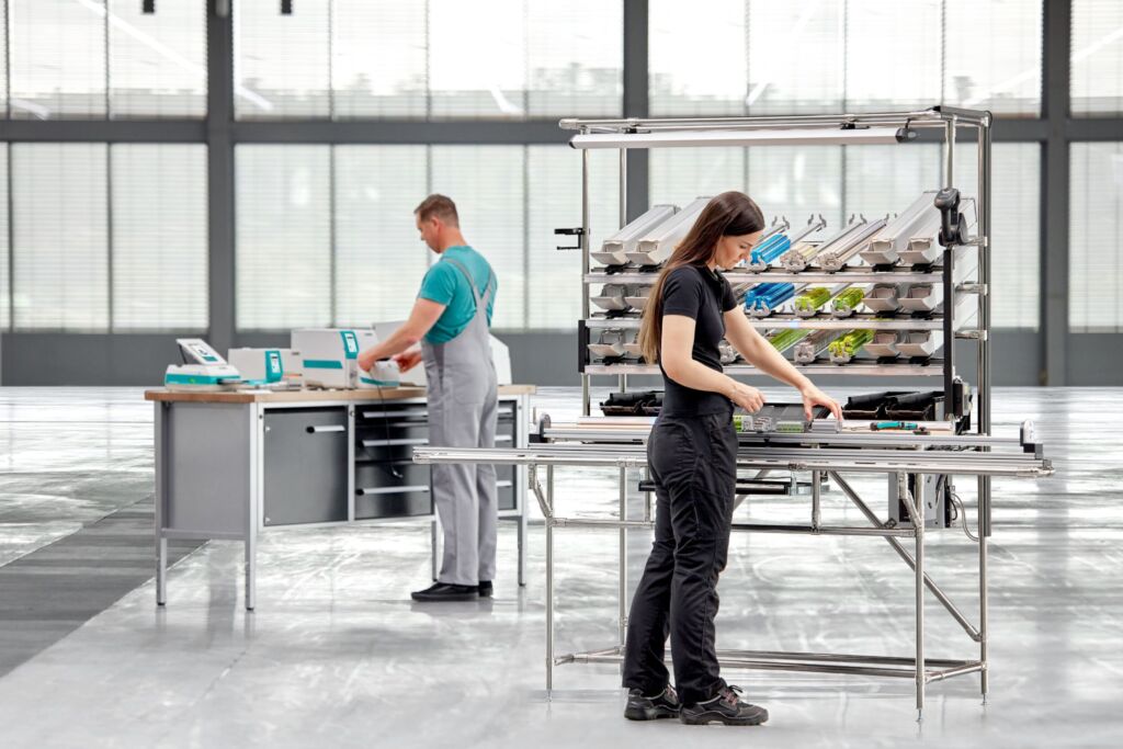 Durchdachter Workflow 2 Bild 2 | Arbeitsplatz mit softwaregestütztem Werkerassistenzsystem für die effiziente Bestückung von Tragschienen