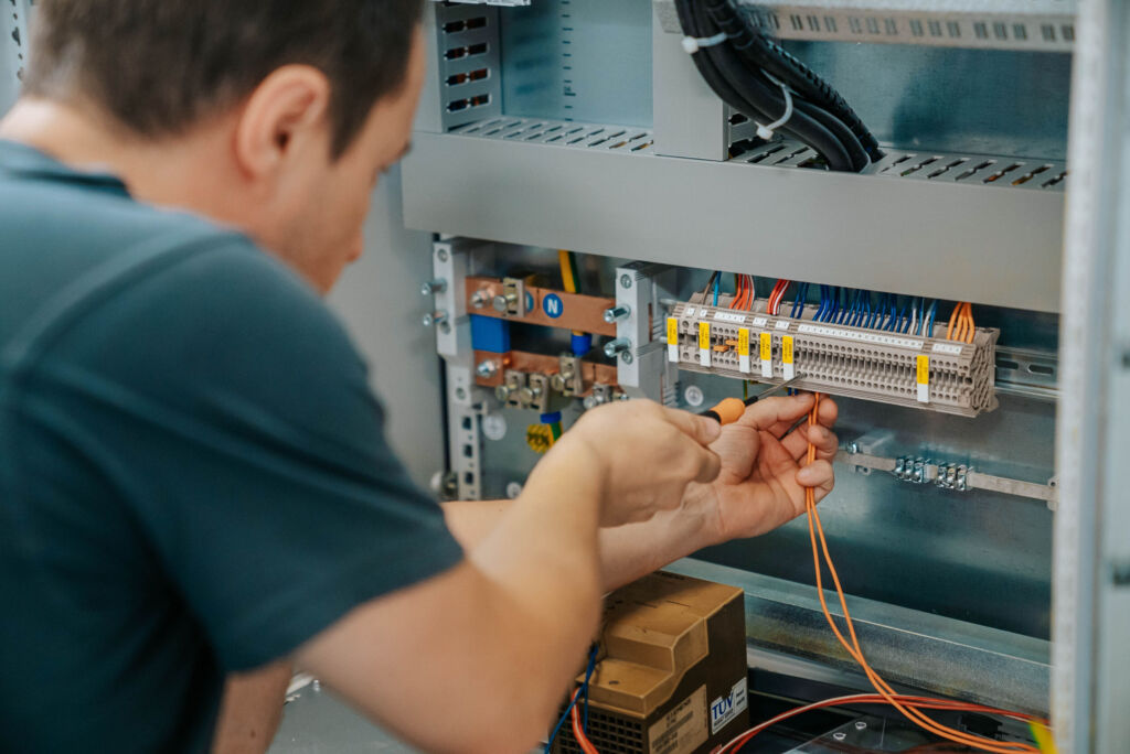 "Das Elektrohandwerk ist ein
sicheres Berufsfeld 2 Bild 2 | Die Anforderungen für Normen, Zertifizierungen und Dokumentation an Schaltanlagenbauer werden immer komplexer.