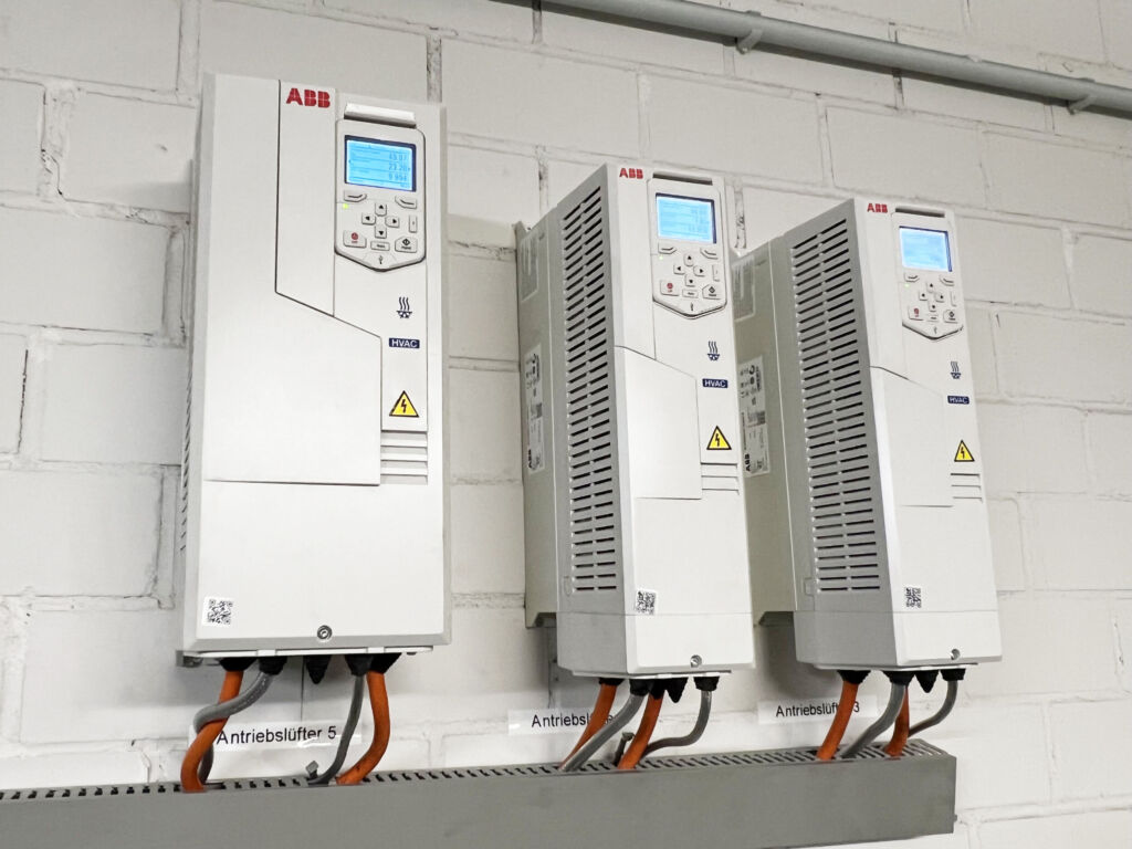 Energie sparen bei Kurzschlussversuchen 2 Bild 2 | Die drei ACH580 werden über das Leitsystem angesteuert, um die Antriebsmaschine bedarfsgerecht zu kühlen.
