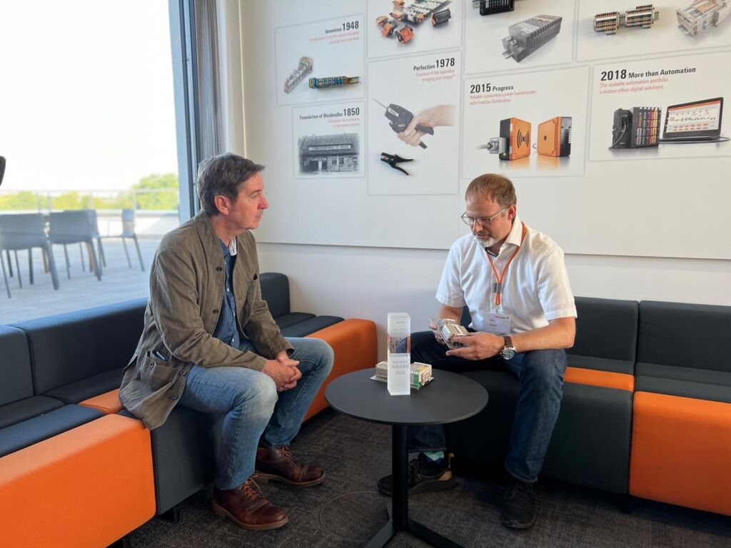 Dienstleistung zur Entlastung bei der Arbeitsvorbereitung 2 Bild 2 | Björn Drewes erläutert SSB-Chefredakteur Jürgen Wirtz die Funktionsweise des Klippon RailSnapper, der in diesem Jahr mit dem SSB Innovation Award prämiert wurde.