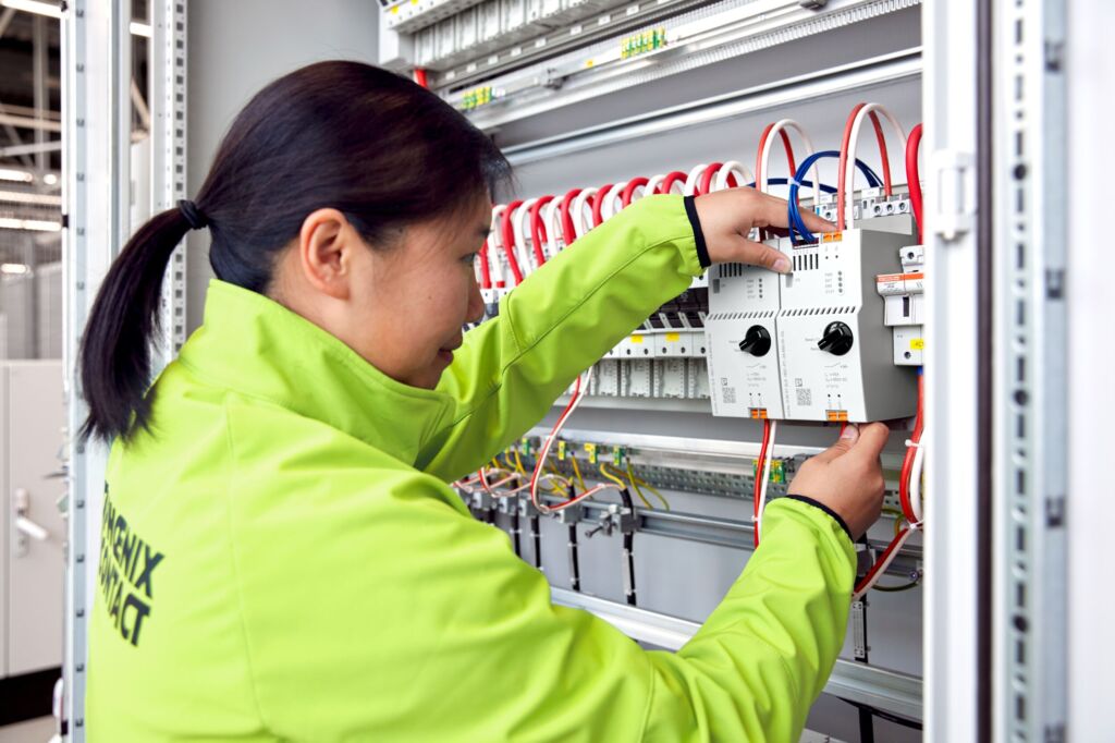 Versuchsanlage zeigt: DC lohnt sich 2 Der DC-Leistungsschalter Contactron ELR HDC verfügt über eine Vorladefunktion, um insbesondere kapazitive Lasten
auf eine gemeinsame Spannung zu heben und so Strom- und Spannungsspitzen während des Schaltvorgangs zu verhindern.