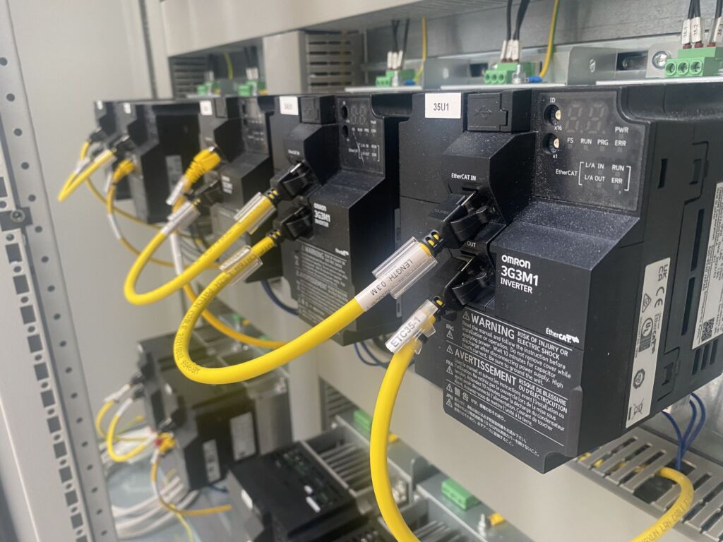 M1-Frequenzumrichter von Omron verbessert Abläufe in der Fliesenherstellung 1 Bei der Beschickung der Fliesenpresse zeichnet sich der
M1-Frequenzumrichter vor allem dadurch aus, dass er sowohl
hardware- als auch Ethercat-basierte STO-Funktionalität integriert.