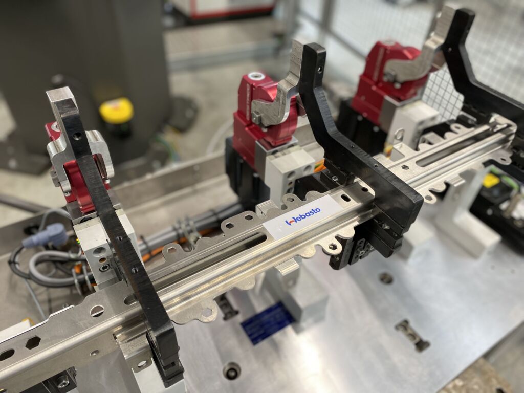 Wie Smart Clamps mit dezentraler Antriebstechnik Energie sparen 1 Ein zentraler Prozessschritt bei der Herstellung eines Cabrioverdecks ist das Schweißen der sogenannten Spriegel. Die mit den Smart Clamps
ausgerüstete Halterung fixiert dabei die Bauteile,
der Schweißkopf verbindet die Komponenten.