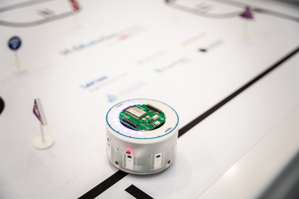 So lassen sich Machinendaten automatisiert erheben und nutzbar machen 1 Der Mini-Roboter AMiRo kann Werkstücke auf einem vorgegebenen Streckennetz autonom von einer Station zur nächsten bringen.