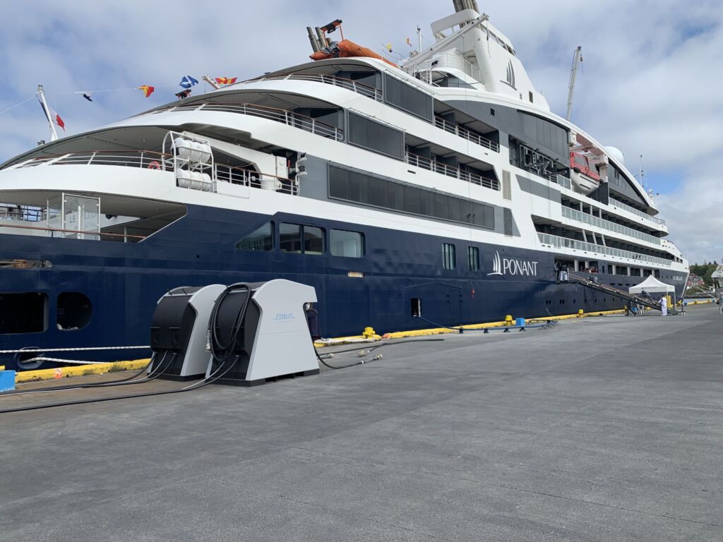Landstrom für Schiffe: Mit Spezialkabel ganz fix automatisch verbunden 1 Mit Landstromlösungen wie der Zinus Port Power können Häfen ihren ökologischen Fußabdruck senken.