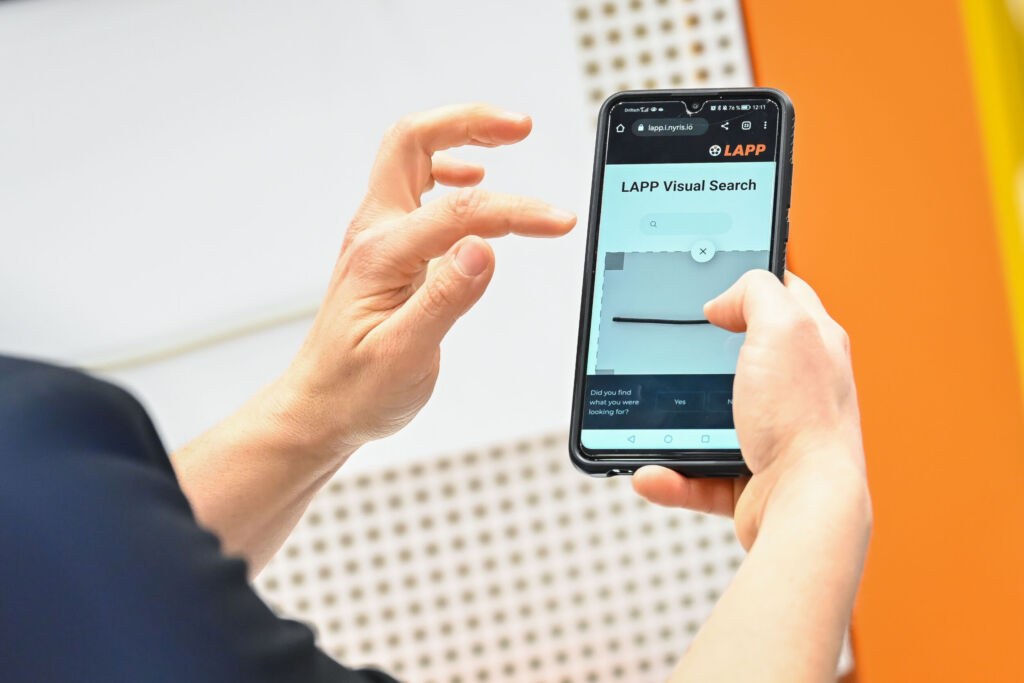 Ein Klick: KI-gestützte Bilderkennungssoftware sorgt für schnelle Bestellung 1 Mit dem Smartphone können Fotos von Produkten gemacht werden, die die Software innerhalb von Sekunden identifiziert.